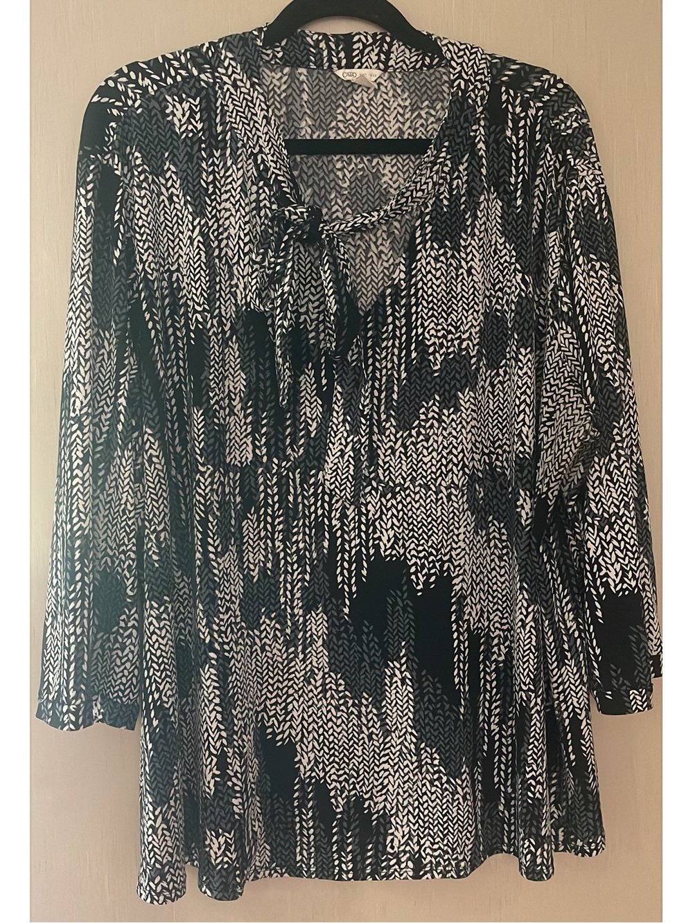Cato plus size 26/28w gray Black & White geometrical Tie-Neck Printed Blouse